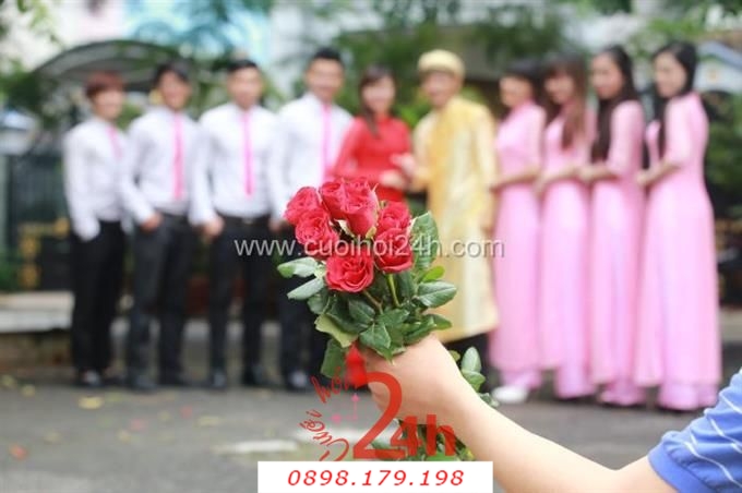 Dịch vụ cưới hỏi 24h trọn vẹn ngày vui chuyên trang trí nhà đám cưới hỏi và nhà hàng tiệc cưới | Đội ngũ bưng mâm quả nữ truyền thống áo dài hồng và nam hiện đại